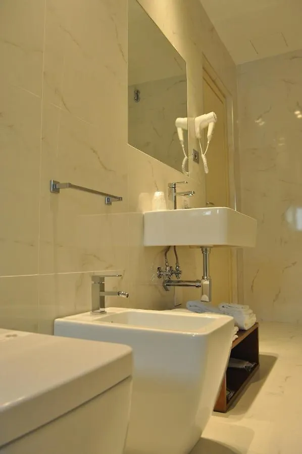 Hnn Luxury Suites 热那亚 3*,